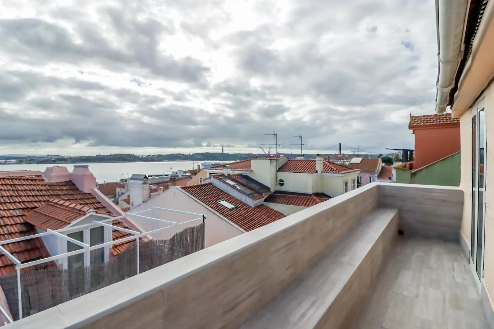 2Br Terrace With Tagus View - Air-Conditioned | By Airnest Lizbona 0*,  Portugalia